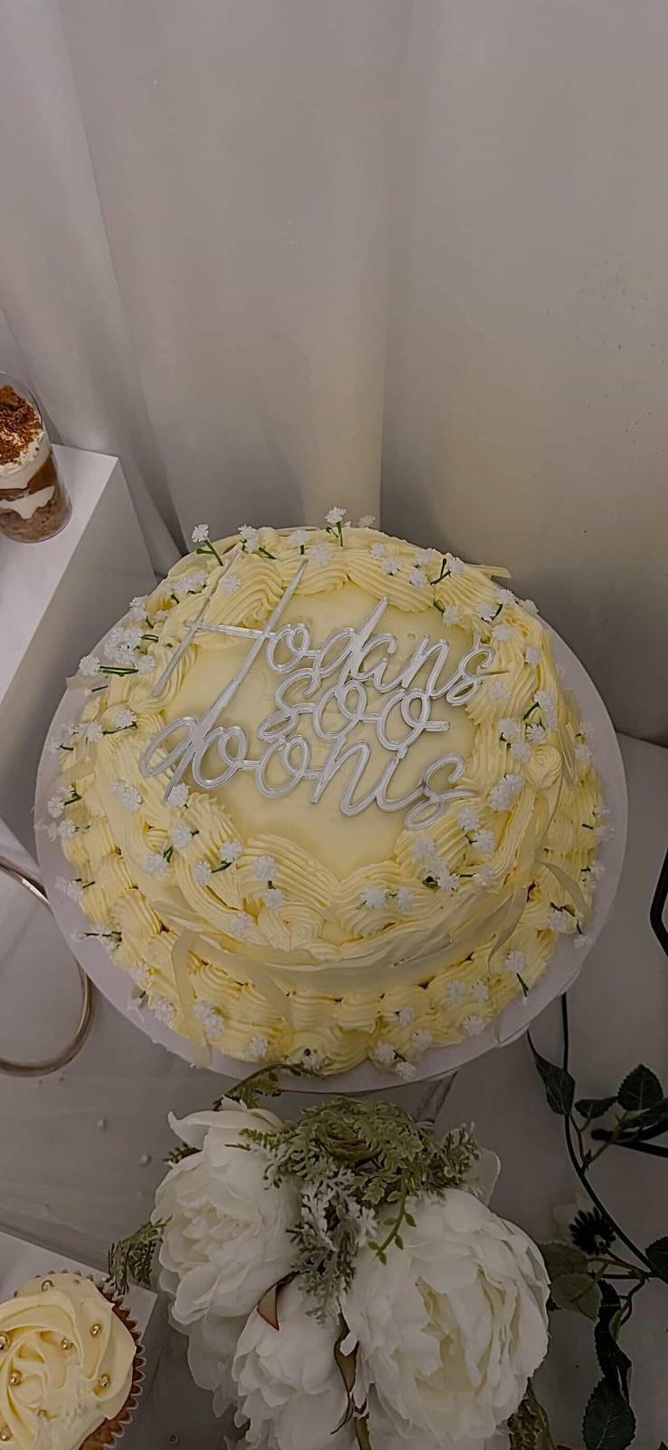 HM Bakes cake with white floral piping detail